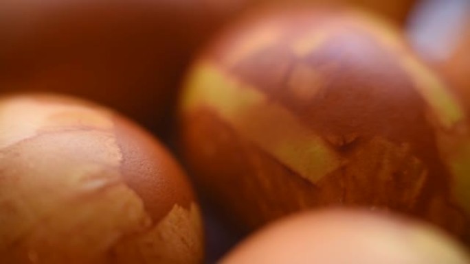 复活节彩蛋。碗中手绘复活节彩蛋的视频。