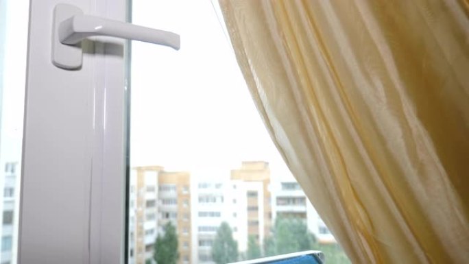 现代机器人窗户清洁器在工作。真空吸尘器机器人清洁户外窗户。家政服务和清洁理念。4 k视频