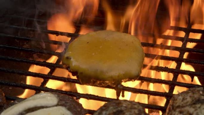在火热的烤架上的芝士汉堡和鸡肉的特写视频剪辑