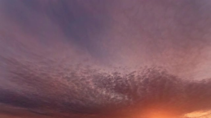戏剧性的紫云在日出时在天空中朝着太阳光移动，最终完全覆盖了太阳，4k版本。延时云，b滚动射击。
