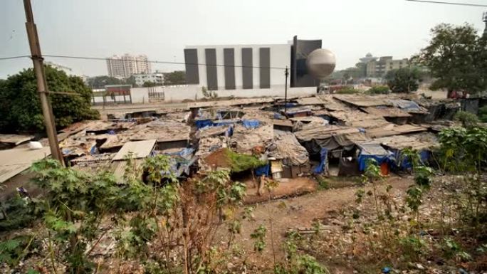 来自行驶中的火车的印度贫民窟