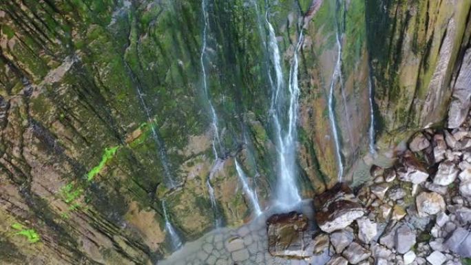瀑布观赏岩石悬崖。西班牙坎塔布里亚。