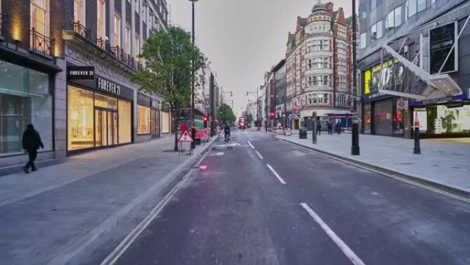 沿着英国伦敦市中心的牛津街(Oxford Street)，黄昏时分人潮稀少，交通繁忙