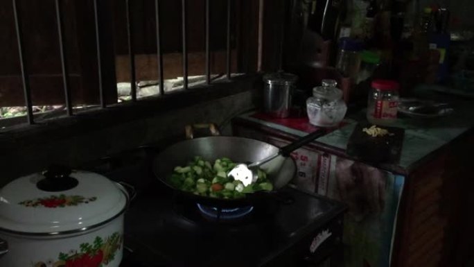 亚洲泰国老妇煮鸡蛋炒西葫芦