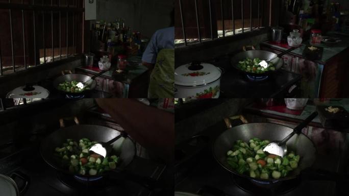 亚洲泰国老妇煮鸡蛋炒西葫芦
