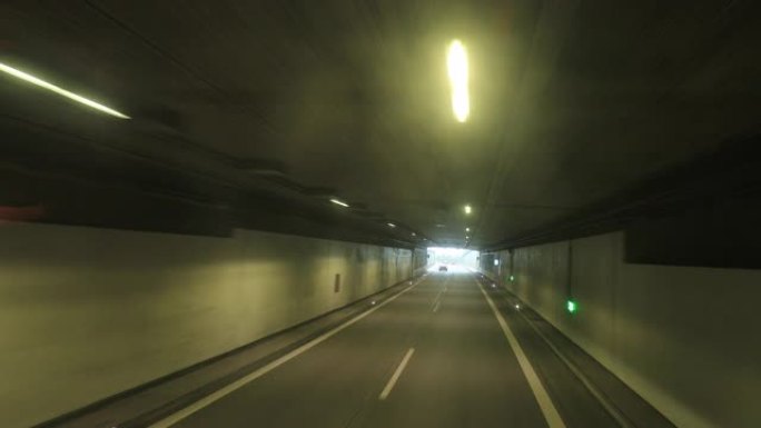 汽车透视出光隧道