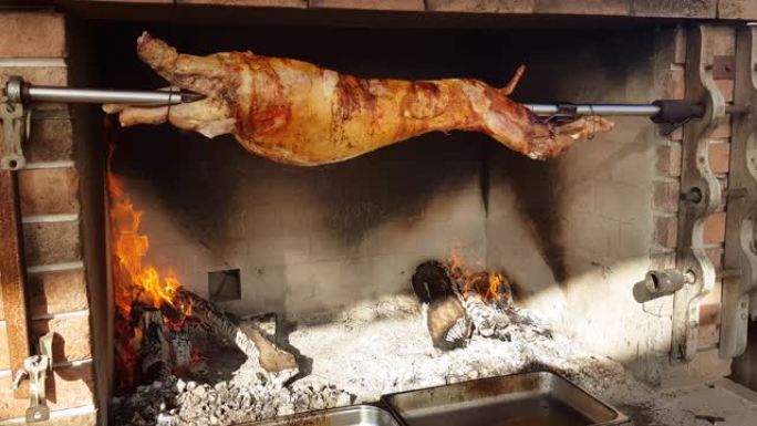 吐烤羔羊，在保加利亚的烤肉店吐烤羔羊的传统方式。在一家餐厅为顾客烹饪和烘烤名为cheverme的全羊