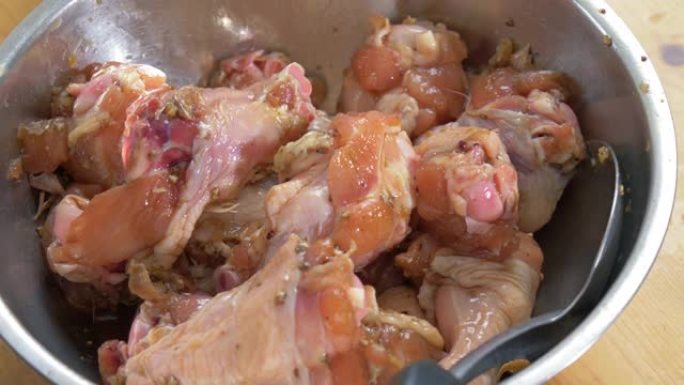 将大豆汤用于碗中腌制的鸡肉，慢动作。