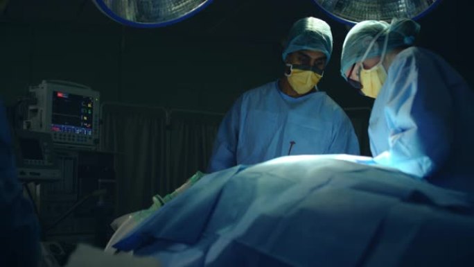 潘医疗助理将手术刀传给外科医生低调