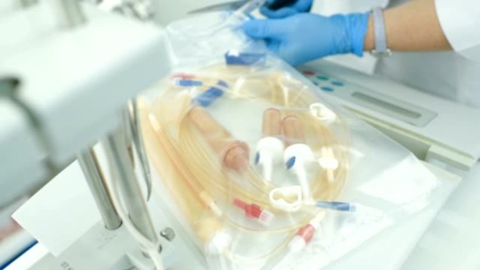 医生准备用于血浆置换的设备或设备