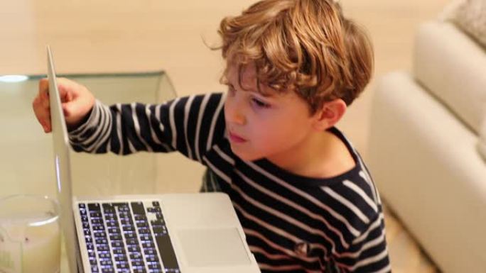 在电脑屏幕上主演的孩子。坦率的真实生活中真实的孩子观看在线内容的剪辑