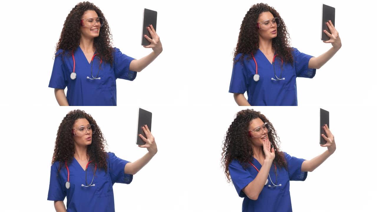 年轻的女医生使用数字平板电脑在白色背景上进行视频通话