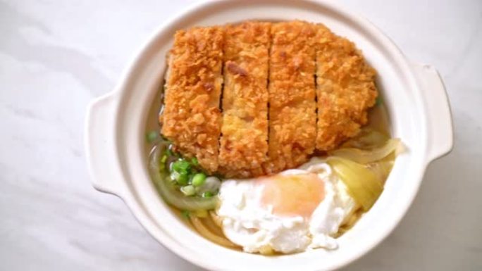 日本炸猪排 (katsudon) 配洋葱汤和鸡蛋-亚洲美食风格