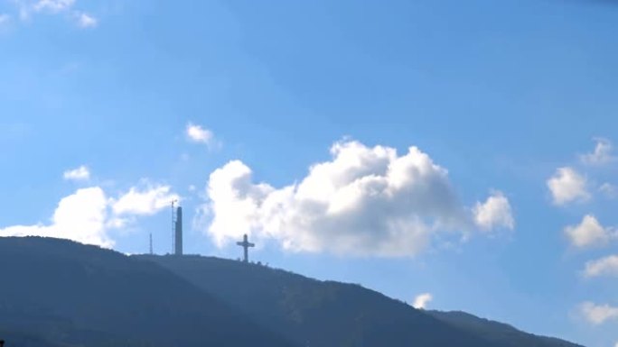 夏季，马其顿斯科普里伏特诺山上著名十字架的延时