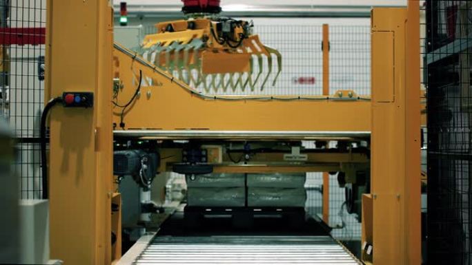 在工厂操作的码垛机器人。工业和工程过程中所需的自动化设备