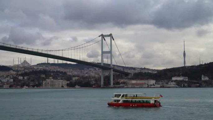 博斯普鲁斯海峡的客船驶向土耳其伊斯坦布尔7月15日烈士桥