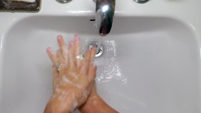 洗手，在水槽里用肥皂和水洗手