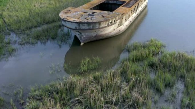 废弃的旧破船。