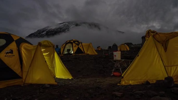 在乞力马扎罗山基地露营的帐篷。