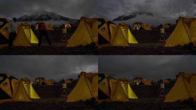 在乞力马扎罗山基地露营的帐篷。