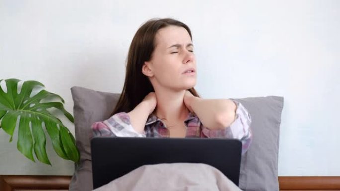 痛苦的女人触摸僵硬的脖子患有纤维肌痛按摩紧张的肌肉缓解背部关节肩部疼痛长期久坐电脑工作不正确的姿势概