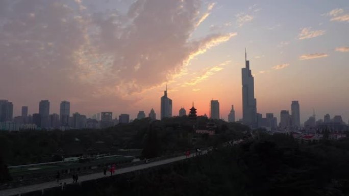 日落天空飞越南京城市景观著名步行墙航空全景4k中国