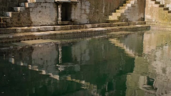Toorji Ka Jhalra Baoli stepwell内部的储水-印度拉贾斯坦邦焦特布尔的水
