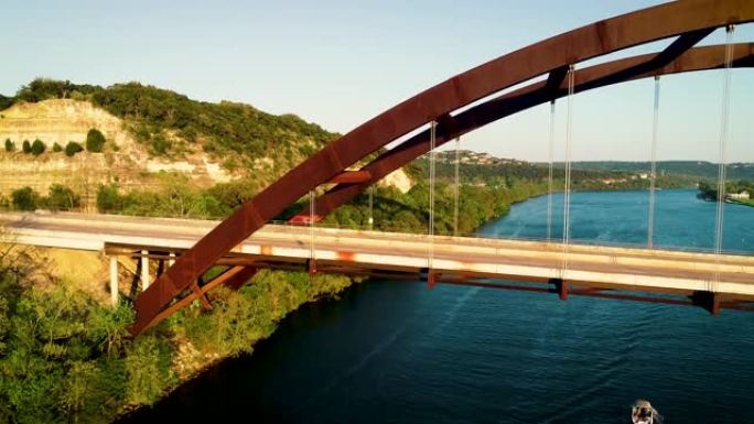 在德克萨斯州奥斯汀的Pennybacker桥旁边直线上升