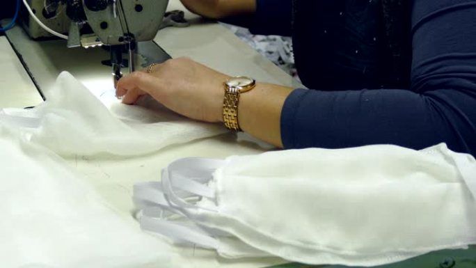 女裁缝制作纱布防护口罩