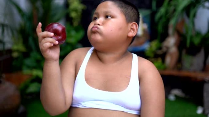 胖男孩体重太多吃苹果