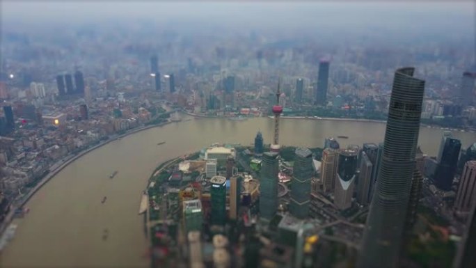 雨天上海城市景观浦东市区交通河湾空中全景4k倾斜移位中国