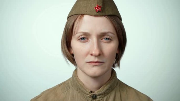 一名女子身穿苏联红军白色制服的视频