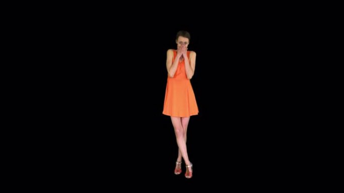 穿着橙色太阳裙的年轻女子感到震惊或惊讶，频道
