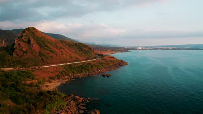 日落时带有公路海景的风景和海岸线鸟瞰图