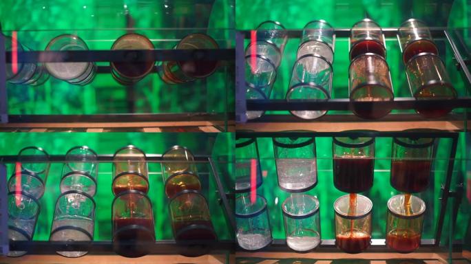 饮料厂中不同液体的容器旋转混合。