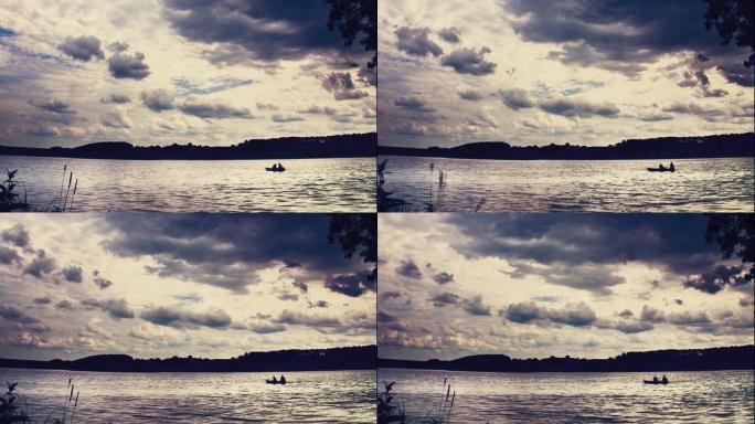 在船上钓鱼。乡村一个小湖的时间流逝，头顶乌云。
