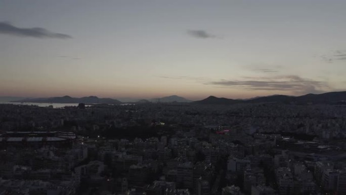 空中原始镜头-雅典-黄昏时在比雷埃夫斯-皮雷亚斯的城市和港口上空飞行