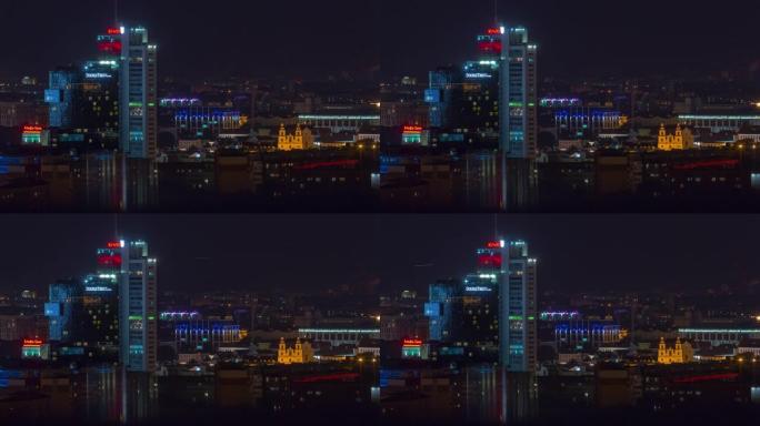 夜间照明明斯克市中心屋顶全景4k延时白俄罗斯