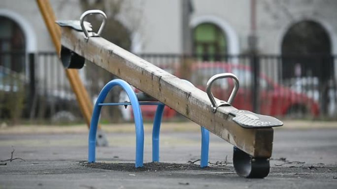 由于冠状病毒大流行的限制，废弃的城市场景有一个封闭的儿童游乐场