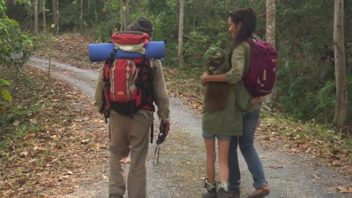 幸福周末活动多代家庭爱情冒险活动在天然热带森林，泰国，后视图: 十几岁的女儿，和中等单身的母亲和祖父