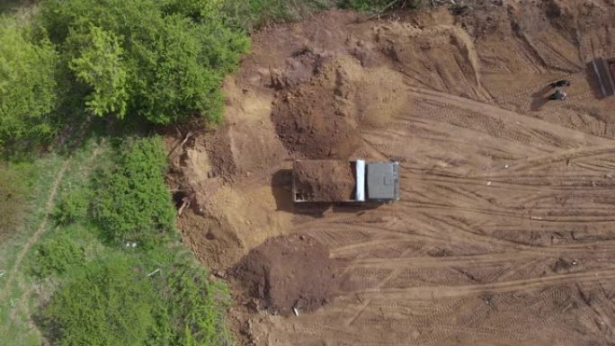 最佳航拍: 翻车机在准备建造住宅的地方倒出土壤。4K