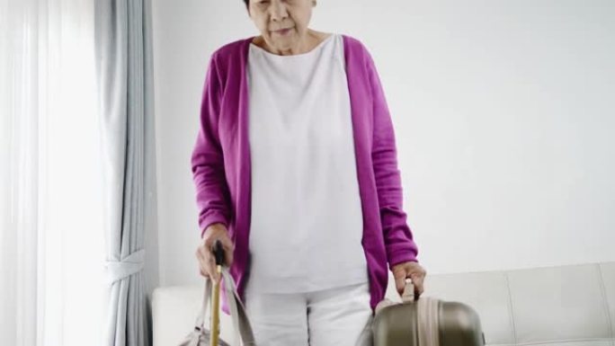 亚洲高级妇女手持手提包和行李准备旅行