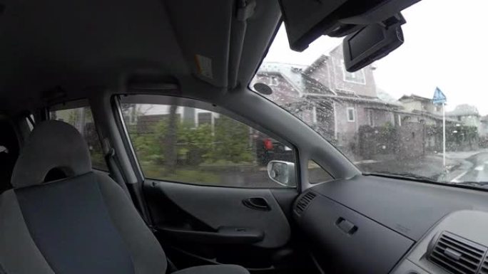 雨天开车行车记录仪行驶