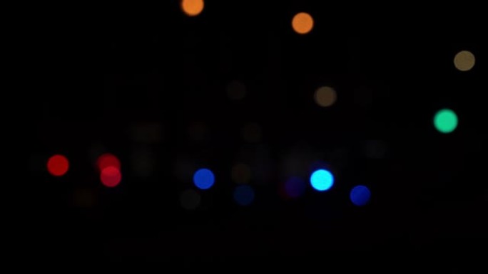 芝加哥市中心密歇根大道的一个不焦点的城市景观背景图像，街道拐角处有红色和蓝色的警察和救护车灯，以应对