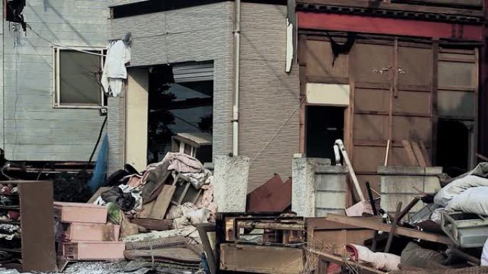 日本福岛-03/11/2011: 房屋被毁。海啸后只剩下家具废墟