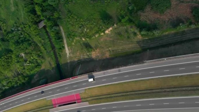 空中垂直拍摄。汽车在路边行驶。高速公路上的交通。无人机的4k镜头