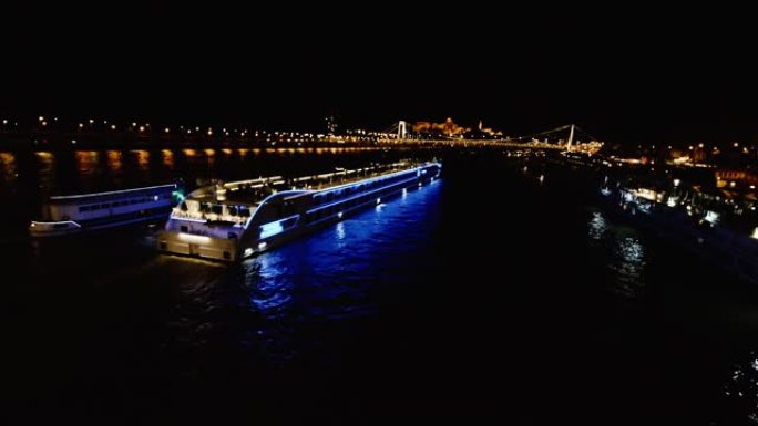 在布达佩斯-匈牙利的多瑙河上航行的夜船