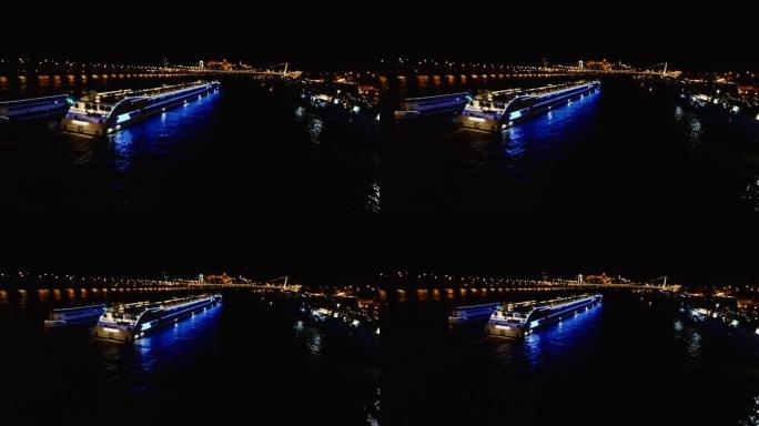 在布达佩斯-匈牙利的多瑙河上航行的夜船