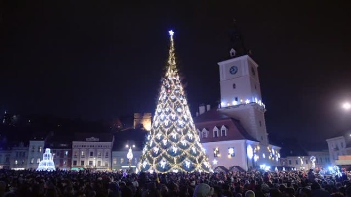 罗马尼亚，布拉索夫镇广场，人们在圣诞树旁等待新年到来
