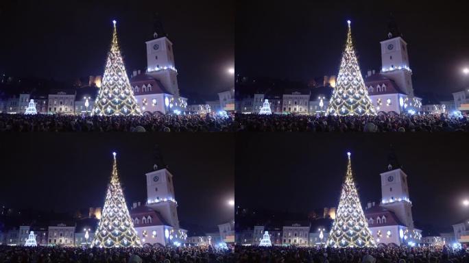 罗马尼亚，布拉索夫镇广场，人们在圣诞树旁等待新年到来